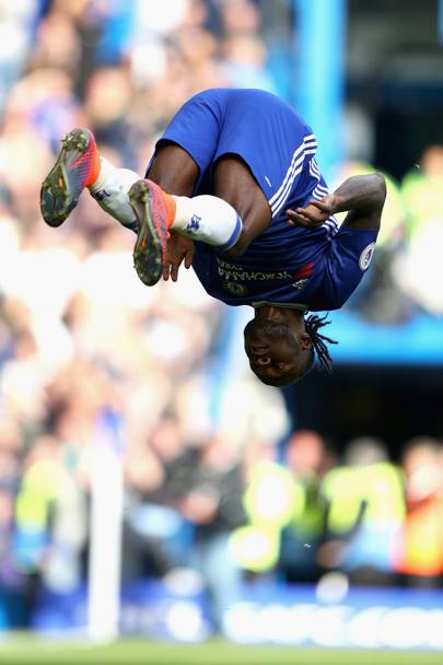 Una bella acrobazia per Victor Moses dl Chelsea che cos festeggia la terza rete contro il Leicester City (Getty Images)